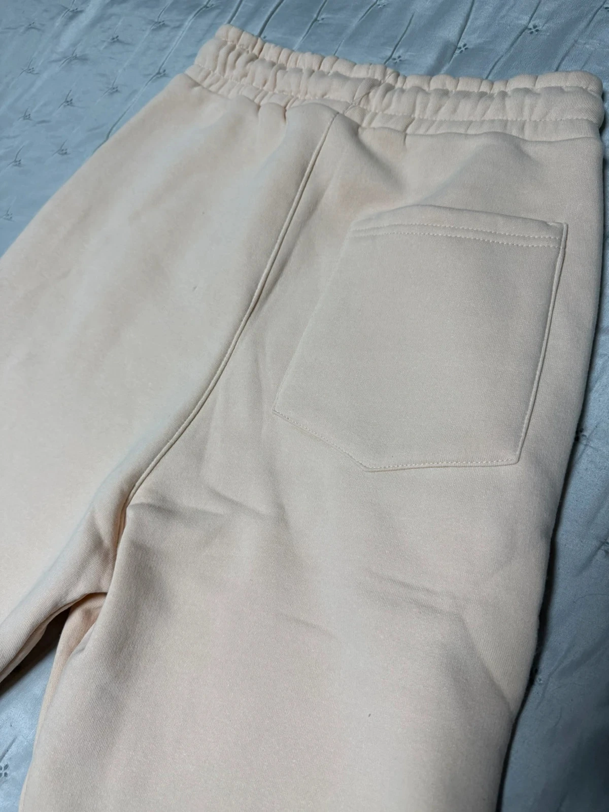 Calça de moletom em cor bege/creme, de corte reto e cintura alta. – photo 8